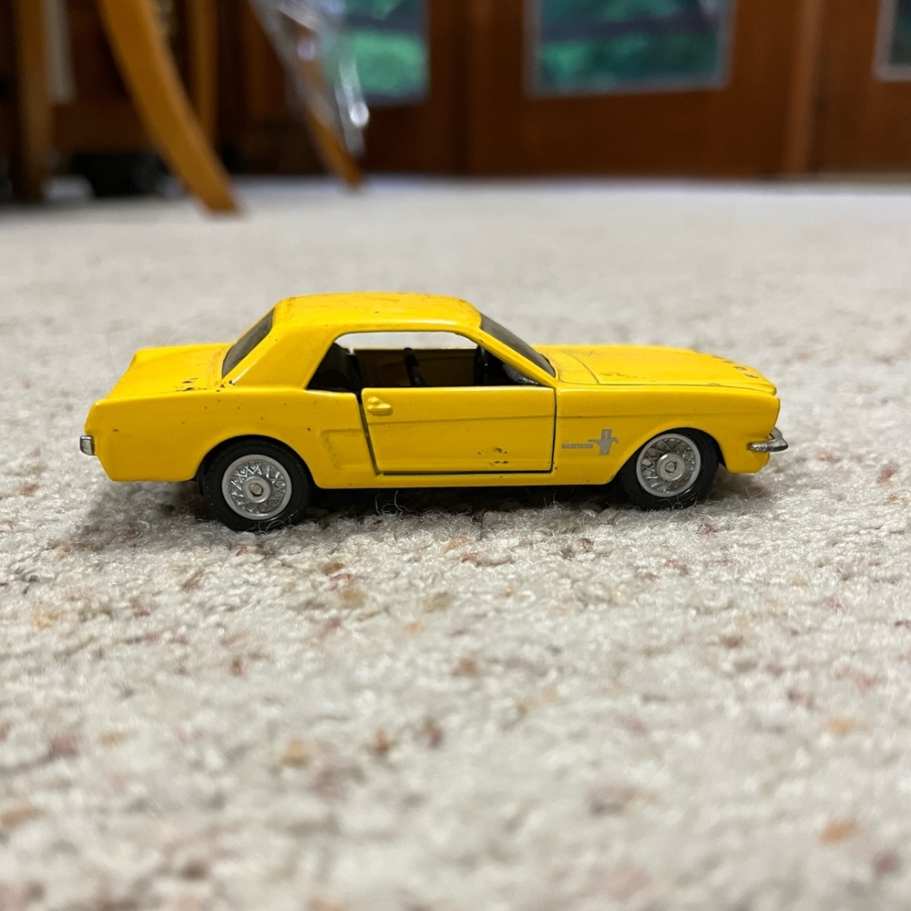 MAISTO | FORD Yellow 1964 Mustang Collectible Car
